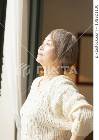 精力充沛、身體健康的年長女性 精力充沛、身體健康的年長女性 138921130