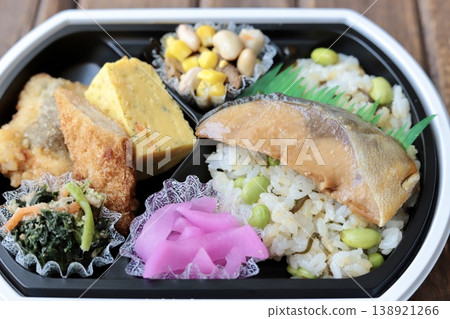 健康日式便當盒，富含蛋白質，可外帶 138921266