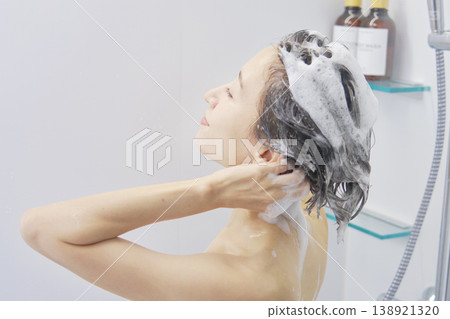 女人在浴室洗頭 138921320