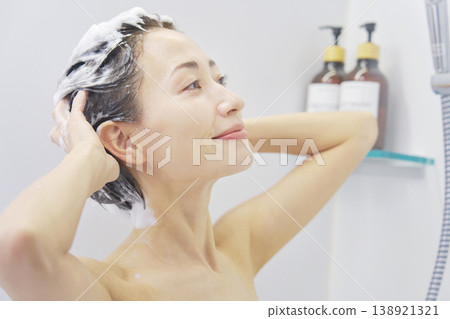 女人在浴室洗頭 138921321