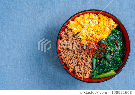 三色蓋飯:日式蓋飯,配上雞肉末、雞蛋和菠菜。 三色蓋飯:日式蓋飯,配上雞肉末、雞蛋和菠菜。 138921608