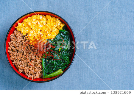 三色蓋飯:日式蓋飯,配上雞肉末、雞蛋和菠菜。 三色蓋飯:日式蓋飯,配上雞肉末、雞蛋和菠菜。 138921609