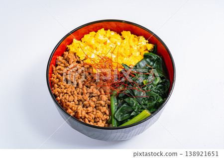 Three-color rice bowl: Japanese-style rice bowl with minced chicken, egg, and spinach. 138921651
