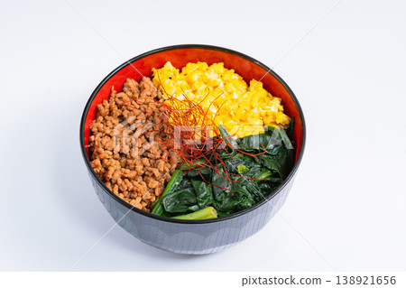 三色蓋飯:日式蓋飯,配上雞肉末、雞蛋和菠菜。 三色蓋飯:日式蓋飯,配上雞肉末、雞蛋和菠菜。 138921656