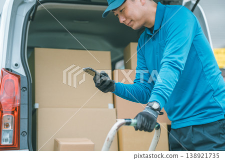 中年輕型貨車司機 中年輕型貨車司機 138921735