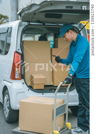 中年輕型貨車司機 中年輕型貨車司機 138921740