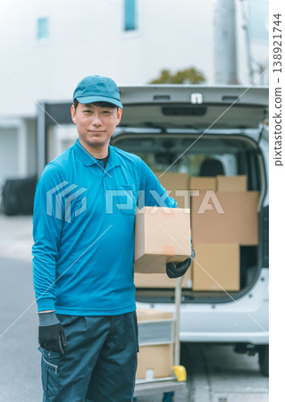 中年輕型貨車司機 中年輕型貨車司機 138921744
