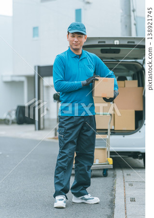 中年輕型貨車司機 中年輕型貨車司機 138921745