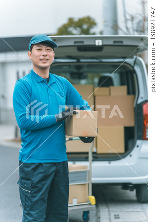 中年輕型貨車司機 138921747