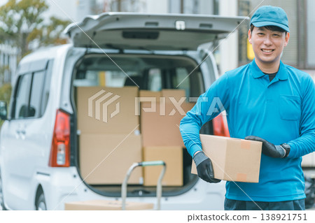 中年輕型貨車司機 138921751
