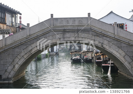 朱家角古城位於上海郊外，至今仍保留著古老的中國城鎮風貌。 138921766