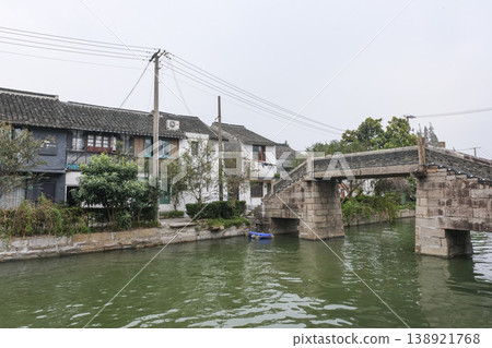 朱家角古城位於上海郊外，至今仍保留著古老的中國城鎮風貌。 138921768