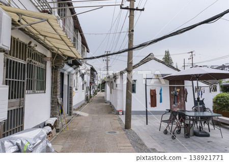The townscape of Zhujiajiao, a suburb of Shanghai, where the old Chinese townscape remains. 138921771