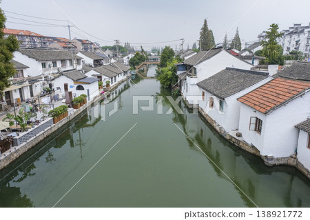 朱家角古城位於上海郊外，至今仍保留著古老的中國城鎮風貌。 138921772