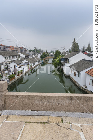 朱家角古城位於上海郊外，至今仍保留著古老的中國城鎮風貌。 138921773