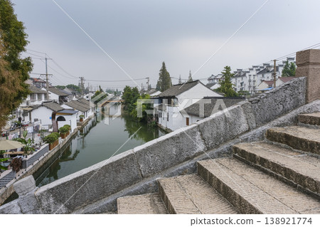 朱家角古城位於上海郊外，至今仍保留著古老的中國城鎮風貌。 138921774
