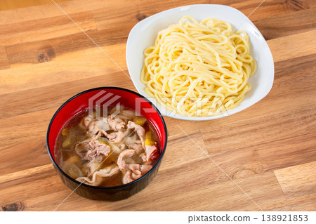 簡易沾麵:豬骨湯和中式麵條 簡易沾麵:豬骨湯和中式麵條 138921853