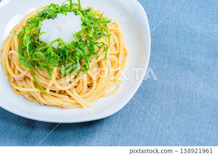 Japanese-style tuna pasta with refreshing spaghetti topped with shiso leaves and grated daikon radish. Japanese-style tuna pasta with refreshing spaghetti topped with shiso leaves and grated daikon radish. 138921961
