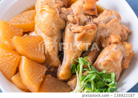 紅燒雞翅配上白蘿蔔－一道傳統的日式家常菜。 138922187