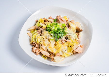 Stir-fried pork and cabbage with salt and pepper, and a simple stir-fry with shimeji mushrooms. 138922304