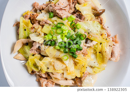 Stir-fried pork and cabbage with salt and pepper, and a simple stir-fry with shimeji mushrooms. Stir-fried pork and cabbage with salt and pepper, and a simple stir-fry with shimeji mushrooms. 138922305
