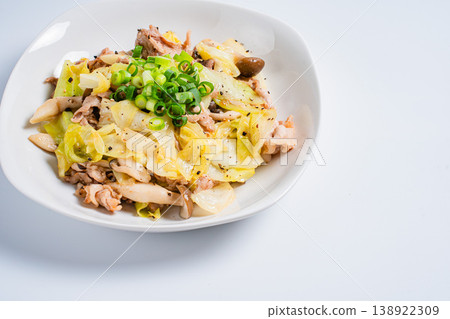 Stir-fried pork and cabbage with salt and pepper, and a simple stir-fry with shimeji mushrooms. Stir-fried pork and cabbage with salt and pepper, and a simple stir-fry with shimeji mushrooms. 138922309
