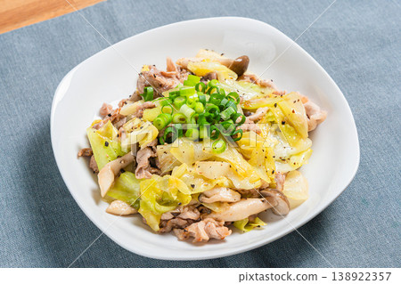 Stir-fried pork and cabbage with salt and pepper, and a simple stir-fry with shimeji mushrooms. Stir-fried pork and cabbage with salt and pepper, and a simple stir-fry with shimeji mushrooms. 138922357