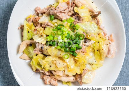 Stir-fried pork and cabbage with salt and pepper, and a simple stir-fry with shimeji mushrooms. Stir-fried pork and cabbage with salt and pepper, and a simple stir-fry with shimeji mushrooms. 138922360