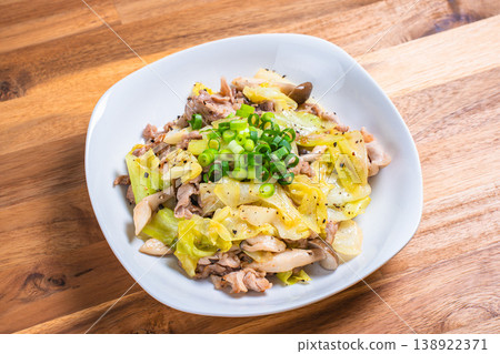 椒鹽炒豬肉高麗菜，以及簡單的蟹味菇炒菜。 138922371