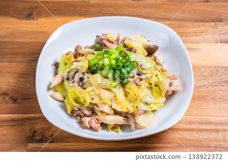 椒鹽炒豬肉高麗菜，以及簡單的蟹味菇炒菜。 138922372