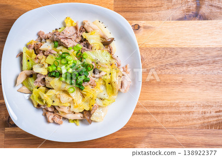 Stir-fried pork and cabbage with salt and pepper, and a simple stir-fry with shimeji mushrooms. Stir-fried pork and cabbage with salt and pepper, and a simple stir-fry with shimeji mushrooms. 138922377
