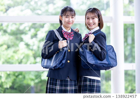 高中女生玩得很開心 高中女生玩得很開心 138922457