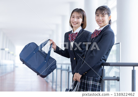 高中女生玩得很開心 高中女生玩得很開心 138922462
