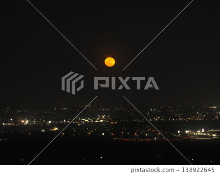 一輪朦朧的月亮漂浮在城市上空（20260403193735） 138922645