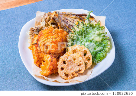 Assorted tempura, including chicken tempura and vegetable tempura (Japanese cuisine). 138922650