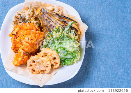 Assorted tempura, including chicken tempura and vegetable tempura (Japanese cuisine). 138922656