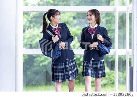 高中女生玩得很開心 高中女生玩得很開心 138922662
