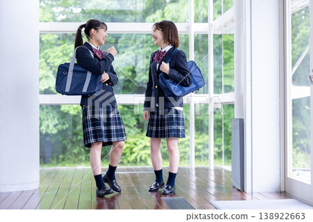 高中女生玩得很開心 高中女生玩得很開心 138922663