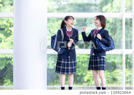 高中女生玩得很開心 高中女生玩得很開心 138922664