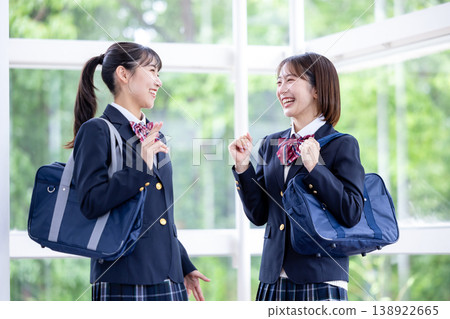 高中女生玩得很開心 高中女生玩得很開心 138922665
