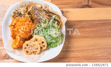 什錦天婦羅,包括雞肉天婦羅和蔬菜天婦羅(日本料理)。 什錦天婦羅,包括雞肉天婦羅和蔬菜天婦羅(日本料理)。 138922671