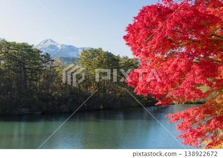 毘沙門池正值秋色最盛之時。 毘沙門池正值秋色最盛之時。 138922672