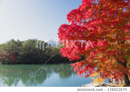 毘沙門池正值秋色最盛之時。 毘沙門池正值秋色最盛之時。 138922674