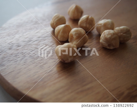 木盤上的榛子 138922692