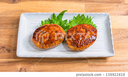 雞肉丸漢堡牛排佐辣辣日式雞肉丸 雞肉丸漢堡牛排佐辣辣日式雞肉丸 138922818