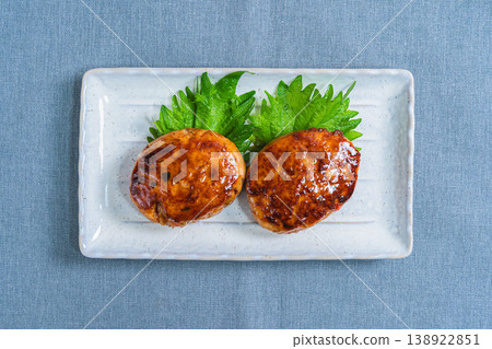 雞肉丸漢堡牛排佐辣辣日式雞肉丸 雞肉丸漢堡牛排佐辣辣日式雞肉丸 138922851