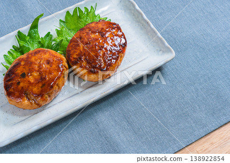 雞肉丸漢堡牛排佐辣辣日式雞肉丸 138922854