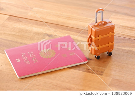 Image of a person leaving for an overseas trip with a Japanese passport (10-year general passport, red) and a suitcase Image of a person leaving for an overseas trip with a Japanese passport (10-year general passport, red) and a suitcase 138923009