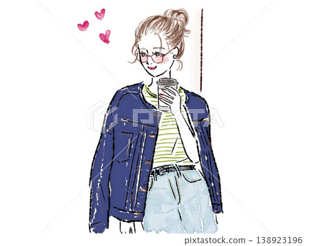 一位身穿牛仔外套的女士手拿一杯咖啡 一位身穿牛仔外套的女士手拿一杯咖啡 138923196
