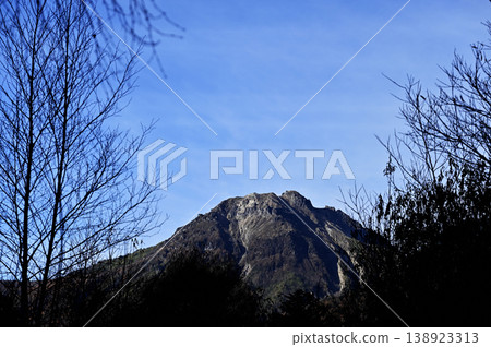 十一月的上高地,燒岳(照片攝於梓川右岸) 十一月的上高地,燒岳(照片攝於梓川右岸) 138923313